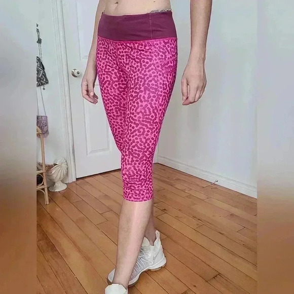 LULULEMON BRIGHT PINK ANIMAL PRINT CAPRI SPORTS LEGGING - Picture 5 of 8